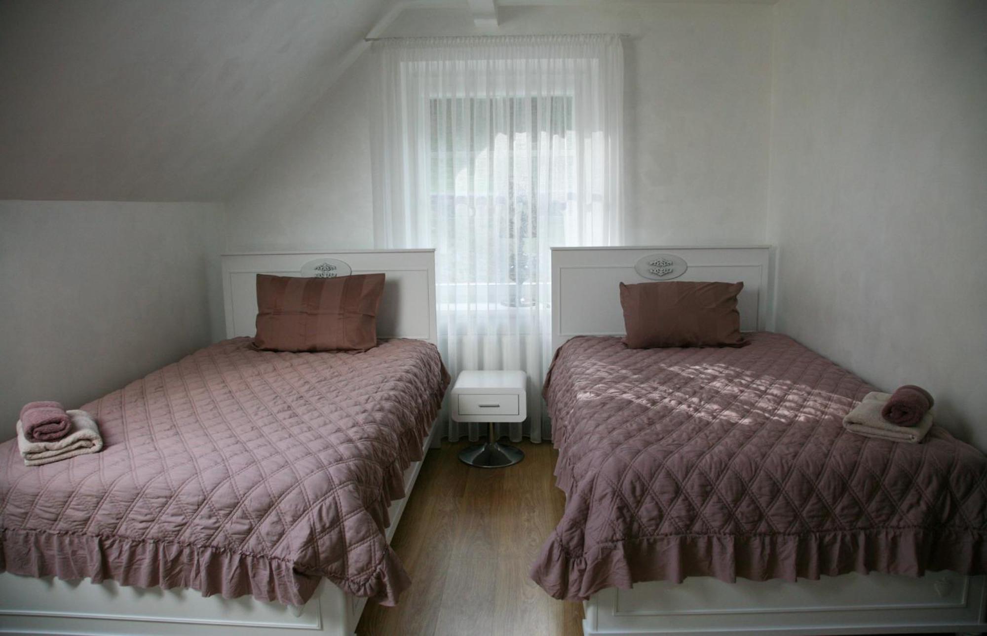 Pils Hotell Kandava Exteriör bild