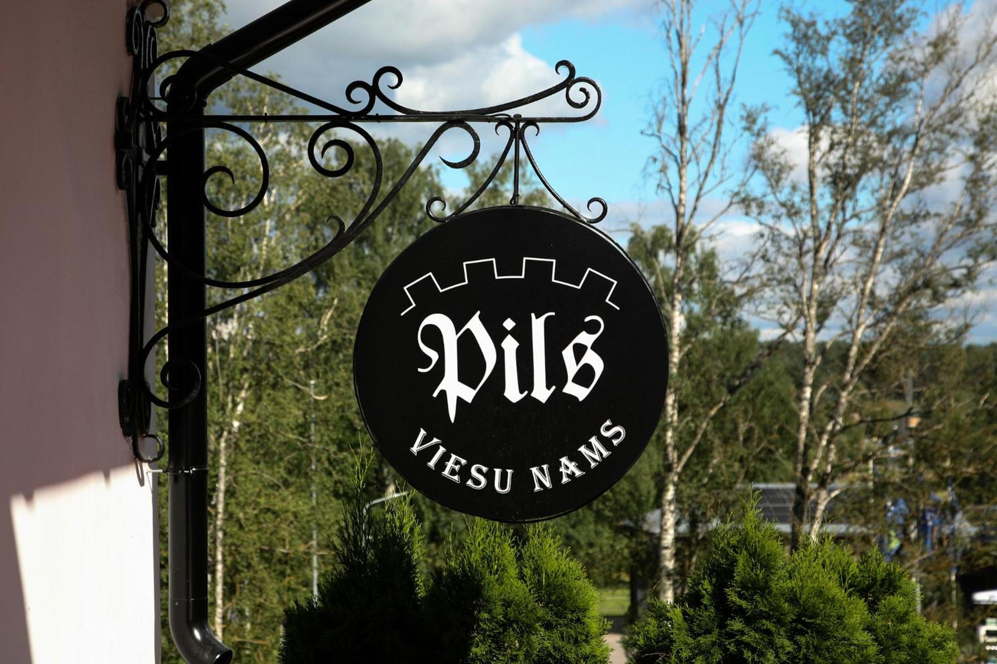 Pils Hotell Kandava Exteriör bild