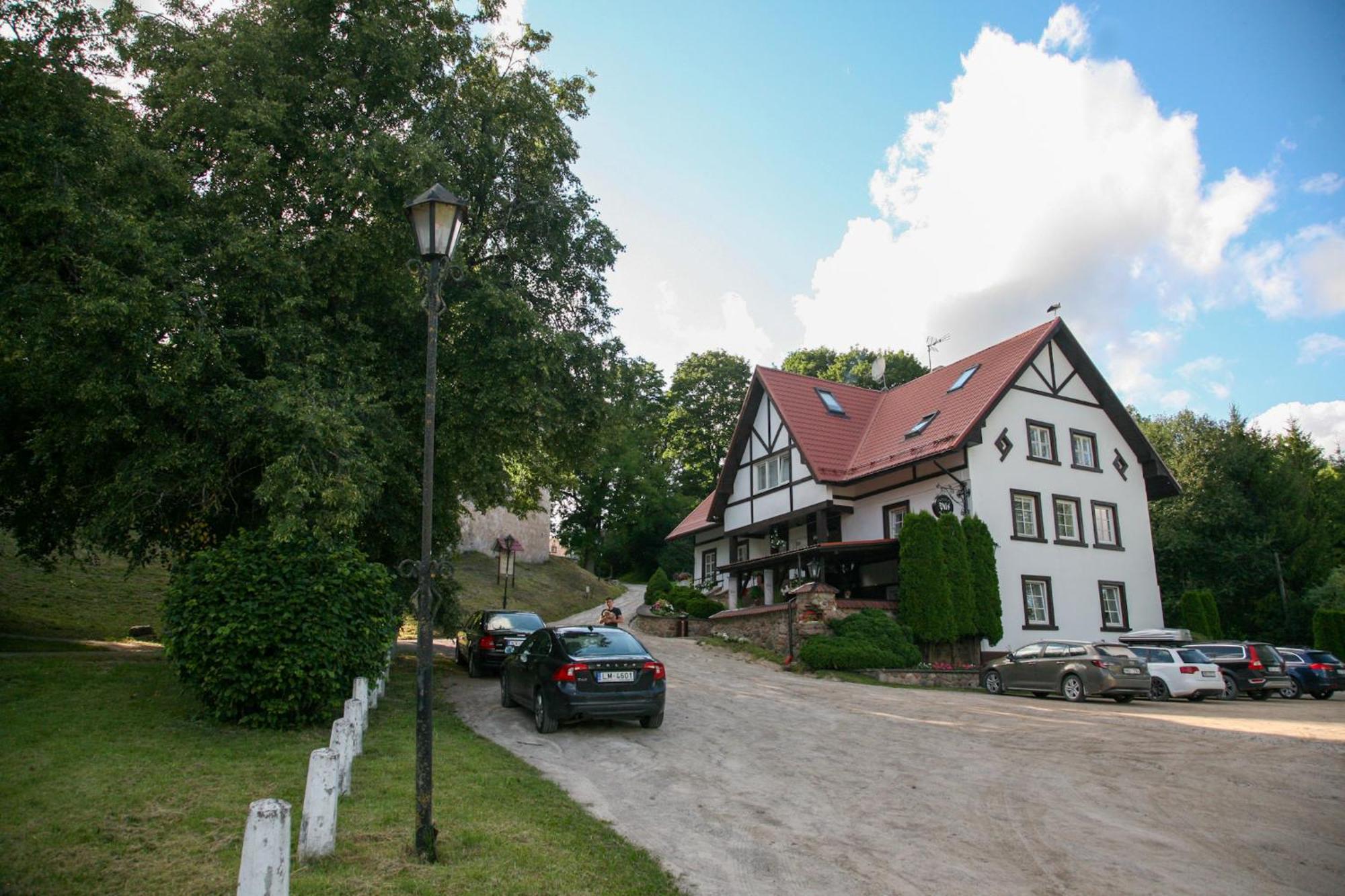 Pils Hotell Kandava Exteriör bild